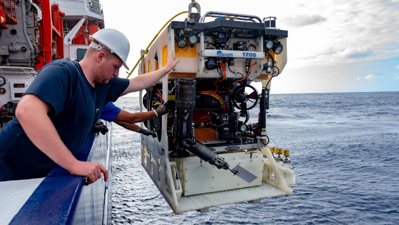 Ein autonomes Unterwasserfahrzeug wird in den Ozean gebracht.